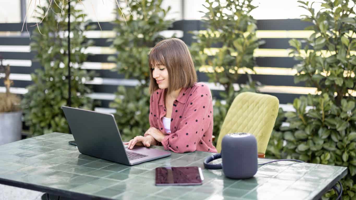 Creating the Perfect Outdoor Workspace: How Your Backyard Can Inspire Business Innovation Photo