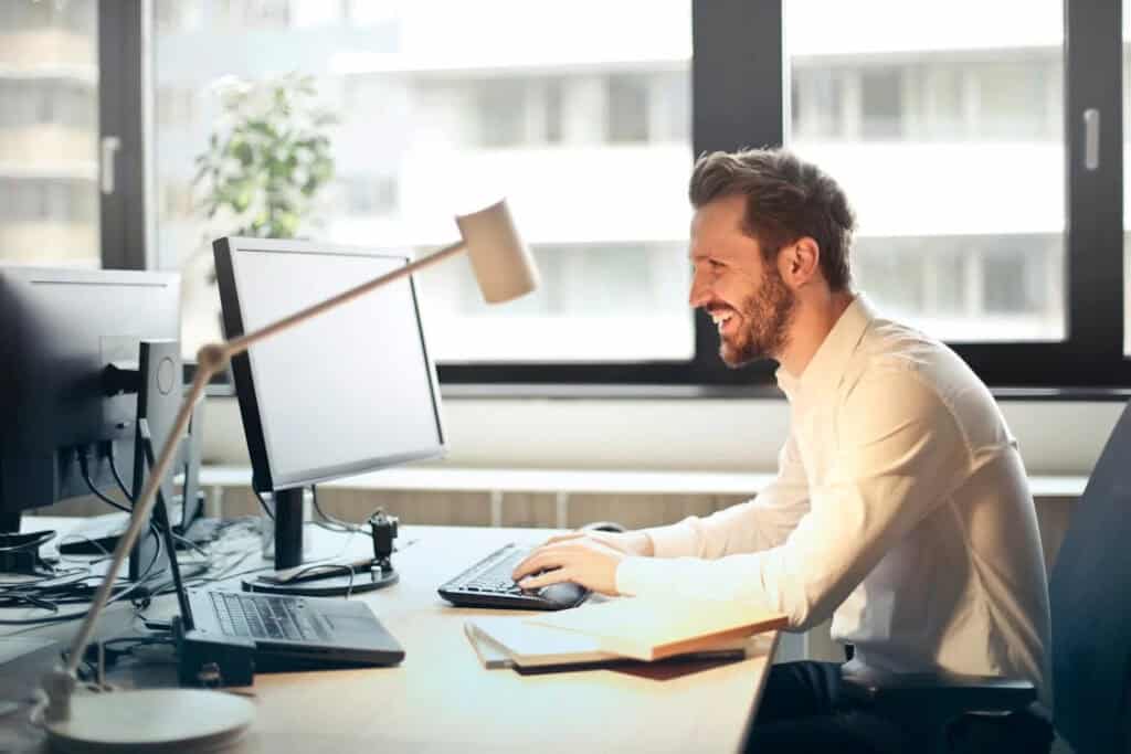 Saving Money When Running And Scaling A Start Up Photo